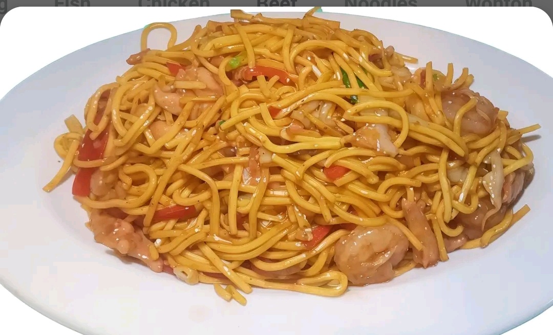 82 Chicken and Prawn Chow Mein