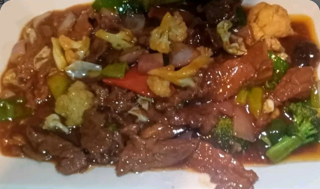 70 Fried Beef with Mushrooms and Vegetables.