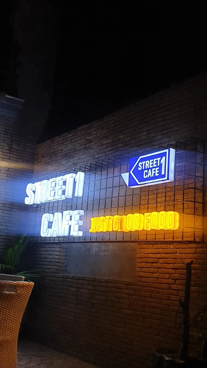 STREET 1 CAFE